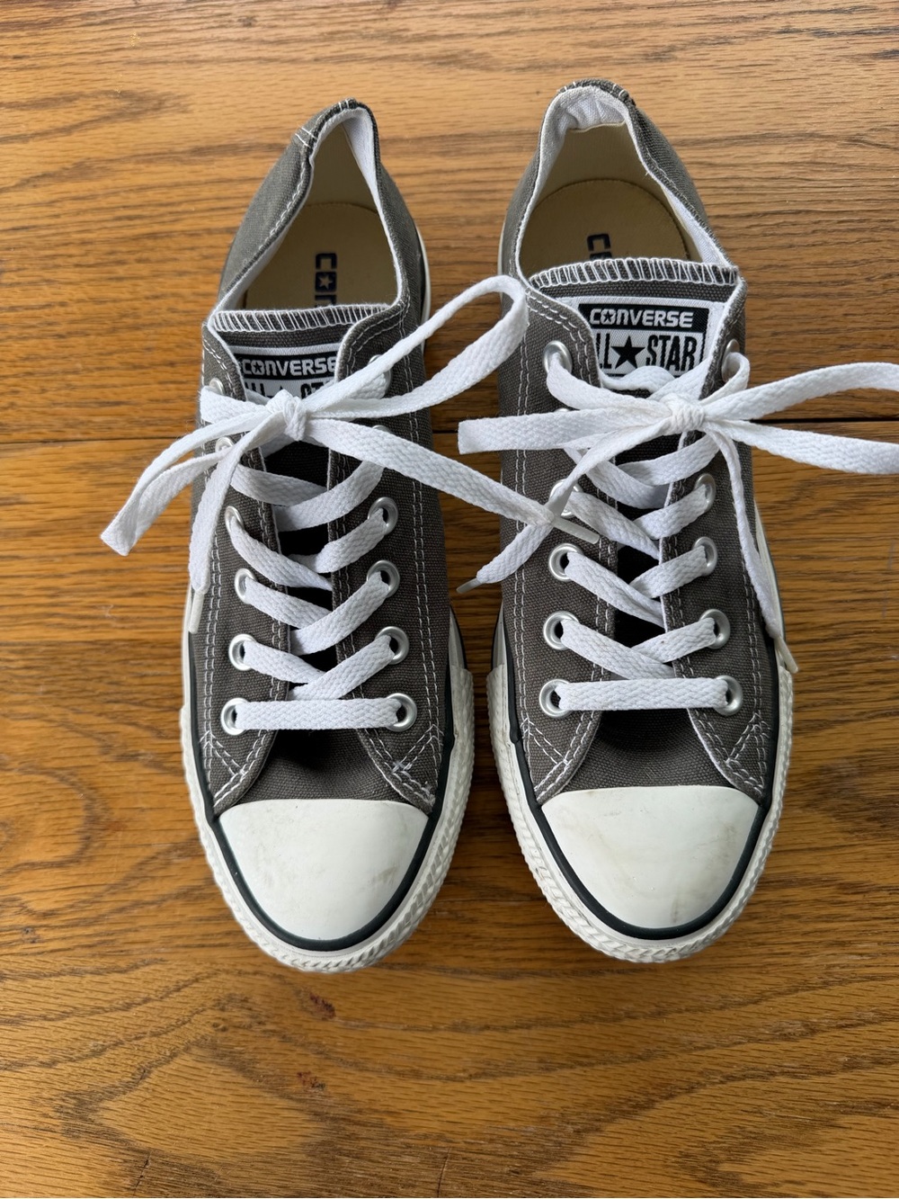 Sz 7 Converse Chuck Taylor All Star Low Top Sneakers in Gray - great condition